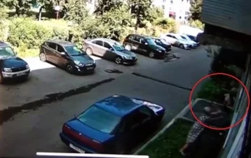 Фото: Поймала на руки: момент падения ребёнка из окна в Новокузнецке попал на видео 1