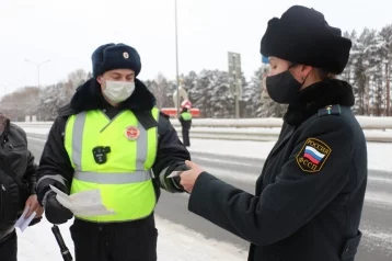 Фото: На трассе Кемерово — Ленинск-Кузнецкий приставы арестовали 14 автомобилей 1
