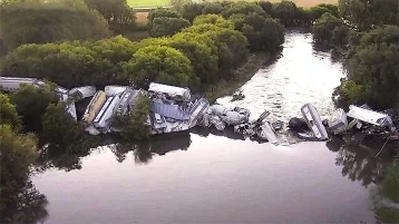 Фото: Опубликовано видео с рухнувшим в реку поездом в Айове 1