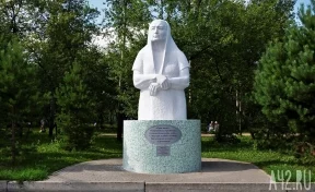Власти прокомментировали жалобы на разрушающуюся скульптуру «Мать» в Кемерове