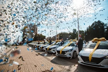 Фото: Более 600 наград, 20 автомобилей и праздничные концерты получили горняки УК «Кузбассразрезуголь» ко Дню шахтёра 2