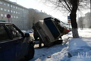 Фото: Кемеровчан обеспокоила стоящая на боку «шестёрка» 3