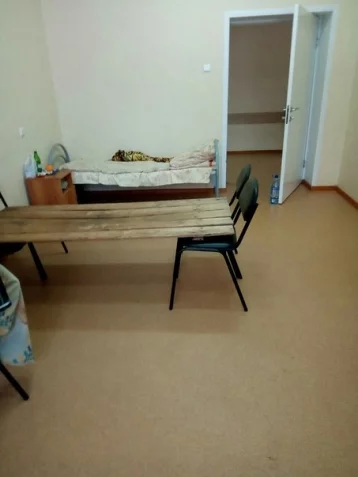 Фото: Дооптимизировались: в больнице Кузнецка пациентов уложили на «кровати» из досок и стульев 1