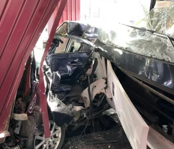 Фото: В Кузбассе машина превратилась в груду металла после столкновения с автобусом 1