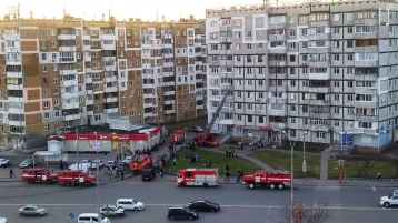 Фото: Несколько пожарных машин приехали к жилому дому на ФПК в Кемерове 1