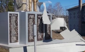 В Кузбассе ветер сорвал обшивку с памятника воинам, погибшим в годы ВОВ