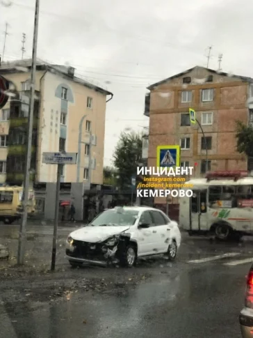 Фото: В Кемерове автомобиль снёс дорожный знак и врезался в забор после ДТП 2
