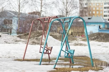 Фото: Кемеровчанку возмутили сломанные карусели и грязь на детской площадке 1