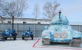 Кузбасские осуждённые сделали из снега танк Т-34 и солдата
