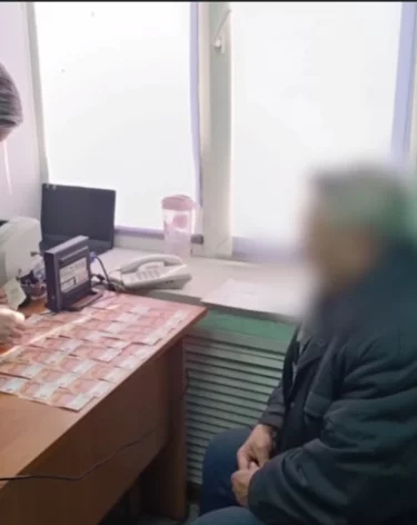 Таксист помешал кузбассовцу отправить мошенникам деньги в банке с вареньем