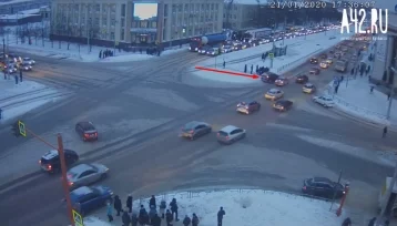 Фото: В Кемерове водитель иномарки чуть не сбил пешеходов и попал в ДТП 1