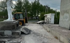 «Запланировано полное восстановление»: мэр Юрги рассказал о ремонте памятника революции 