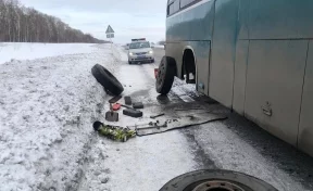 Автобус с пассажирами из Красноярска сломался на кузбасской трассе