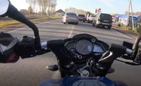 В Кузбассе нарушившего правила автомобилиста привлекли к ответственности после того, как он попал на камеру мотоциклиста 