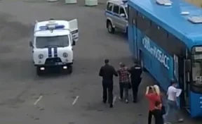 В Кузбассе задержание нарушительницы масочного режима в междугородном автобусе сняли на видео