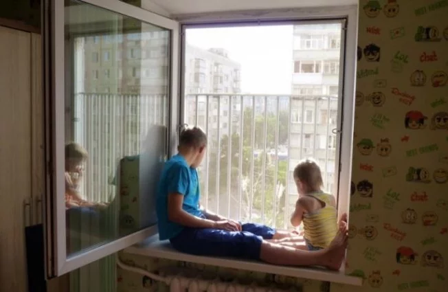 Фото: Распахнутая ловушка: в Кузбассе из окон многоэтажек выпали пятеро детей 6