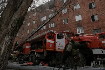 Фото: В Кузбассе загорелась крыша многоквартирного жилого дома 1