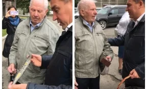 Мэр Новокузнецка подарил ветерану на 98-летие нож от мэра Дербента