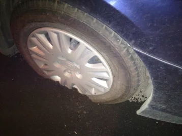 Фото: В Екатеринбурге заасфальтировали колесо припаркованного автомобиля 1