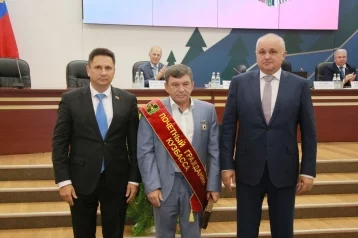 Фото: Главврачу кемеровской облбольницы присвоили звание почётного гражданина Кузбасса 1