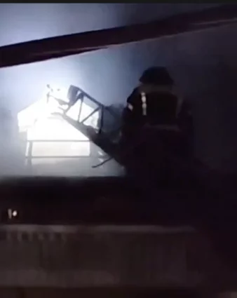 Крыша пятиэтажки вспыхнула в Оренбурге, площадь пожара составила 1 000 квадратов