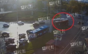 В Кемерове на кольце бульвара Строителей столкнулись автобус и троллейбус