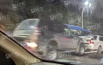 Фото: В Кемерове произошло массовое ДТП, серьёзно затруднено дорожное движение 1