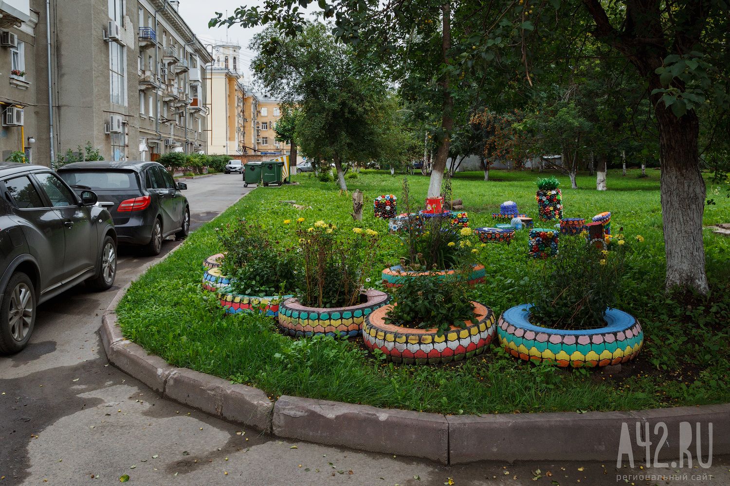 Мусорная эстетика: кто и зачем украшает дворы в Кемерове