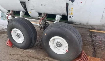 Фото: Самолёт с 47 пассажирами повредил шасси при посадке в Красноярске 1