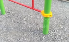 «Ребёнок пробил сапог»: кемеровчан удивил гравий на детских площадках