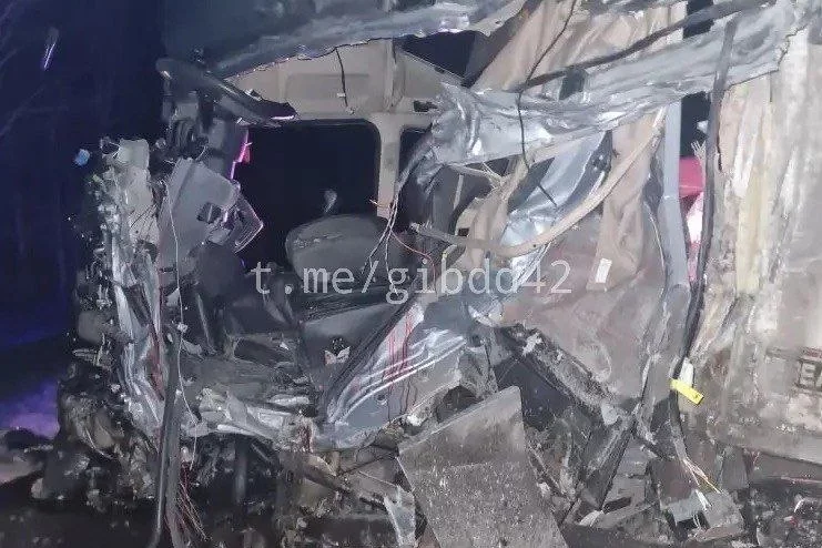 Фото: Два человека погибли в столкновении 3 грузовиков на трассе Р-255 в Мариинском округе 1