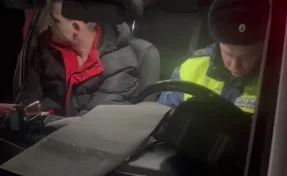 В Новокузнецке задержали пьяного водителя без прав, находящегося в федеральном розыске 