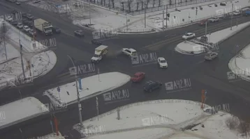 Фото: В Кемерове грузовик опрокинулся и пролетел вперёд после столкновения с иномаркой: момент ДТП попал на видео 1