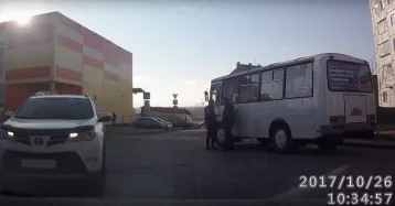 Фото: В Кемерове водитель Toyota «заблудилась» на перекрёстке с кольцевым движением 1