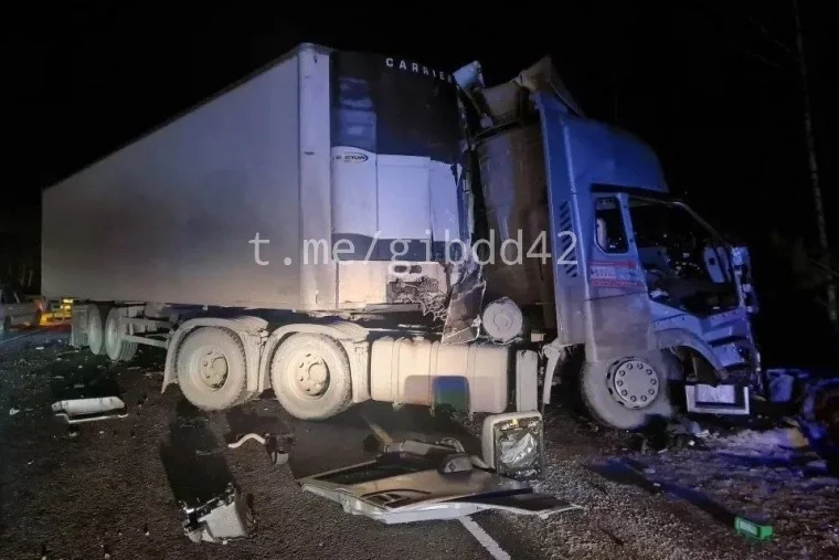 Фото: Два человека погибли в столкновении 3 грузовиков на трассе Р-255 в Мариинском округе 2