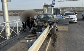 Водитель, влетевший в отбойник на Кузбасском мосту, был пьян: подробности ДТП в Кемерове