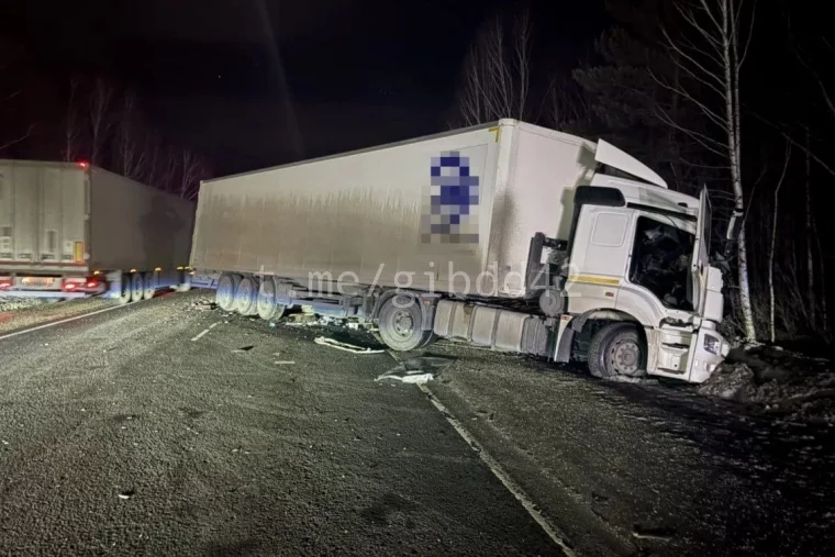 Фото: Два человека погибли в столкновении 3 грузовиков на трассе Р-255 в Мариинском округе 3