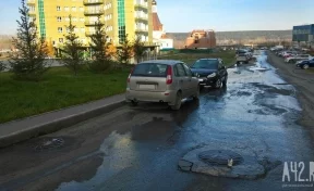 «Ждём образования провала»: в Кемерове из канализационного колодца вытекает вода