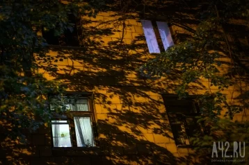 Фото: Кемеровчане возмутились из-за проведения работ на крыше дома без страховки 1