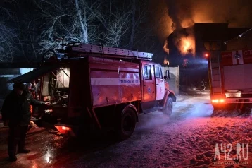 Фото: Пожар в здании мебельного центра в Кемерове потушен полностью 1