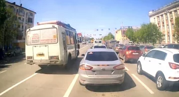 Фото: В Кемерове водителя маршрутки наказали за движение по разделительной полосе 1