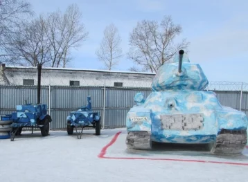 Фото: Кузбасские осуждённые сделали из снега танк Т-34 и солдата 1