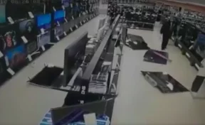 В Сеть попало видео, на котором сибиряк громит телевизоры в магазине