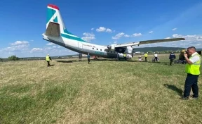 Сложилась передняя стойка шасси: в Иркутской области пассажирский самолёт выкатился за пределы ВПП