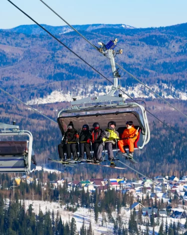 Горы, «пухляк» и отдых вне склонов: зачем ехать в Шерегеш зимой и летом