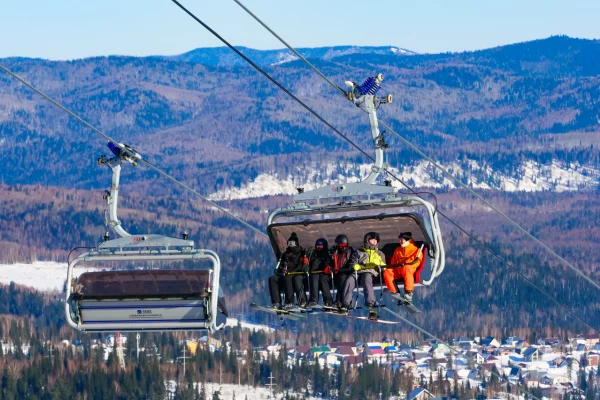 Горы, «пухляк» и отдых вне склонов: зачем ехать в Шерегеш зимой и летом