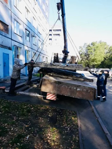 Фото:  В Кемерове демонтировали опасный козырёк подъезда в Ленинском районе 3
