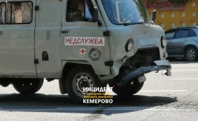 В Кемерове на проспекте Ленина столкнулись УАЗ и Lexus