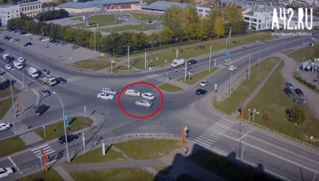Фото: Момент лобового ДТП на перекрёстке в Кемерове попал на видео 1
