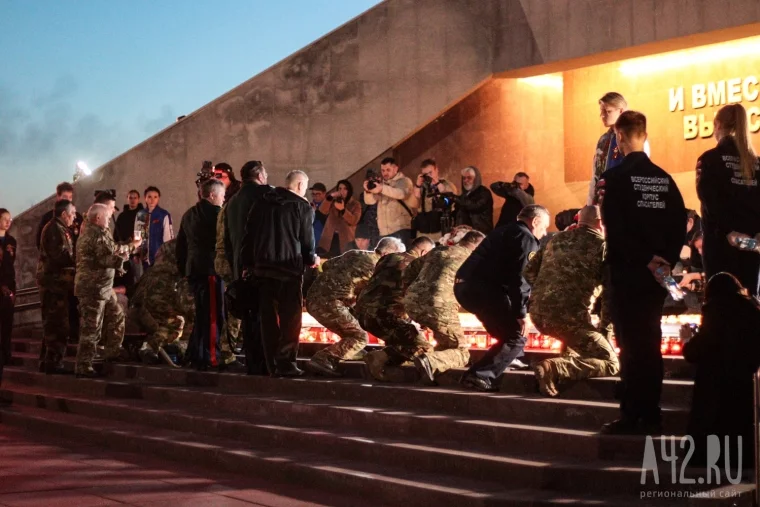 Фото: В Кемерове у мемориала Воину-освободителю зажгли «Свечи памяти» 29